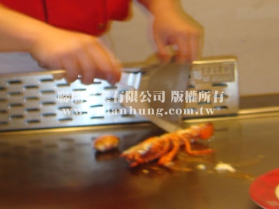 翻面再煎，顺便煎龙虾螫肉